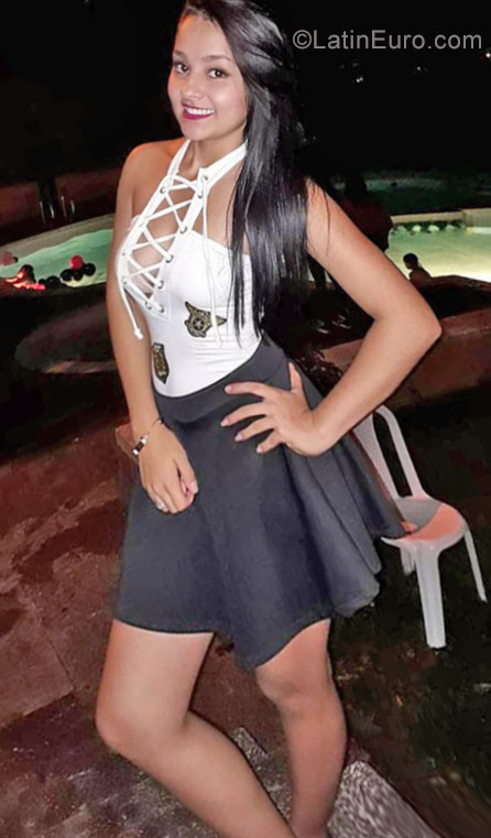Date this attractive Colombia girl Natalia from Pereira CO23538