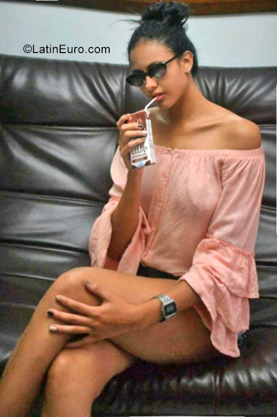 Date this delightful Colombia girl Xioma from Guadalajara De Buga CO23745