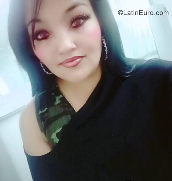 Date this good-looking Colombia girl Alexa from Bogota CO23807