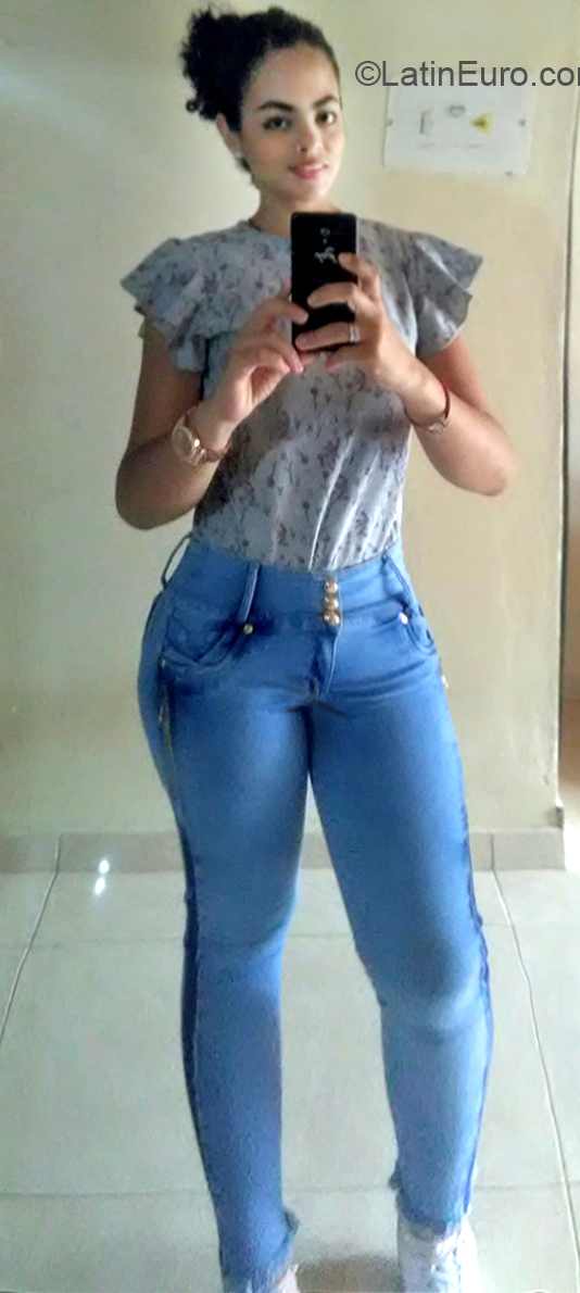 Date this voluptuous Colombia girl Yesica from Medellin CO23927