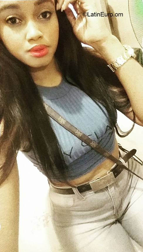 Date this nice looking Dominican Republic girl Nalle from Santo Domingo DO37942