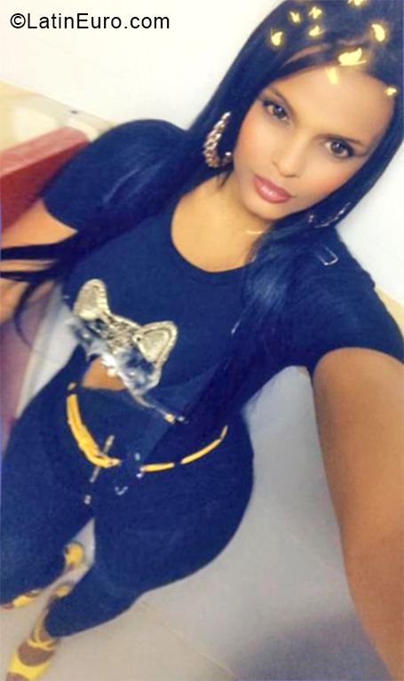 Date this happy Dominican Republic girl Kaurenis from Santo Domingo DO33863