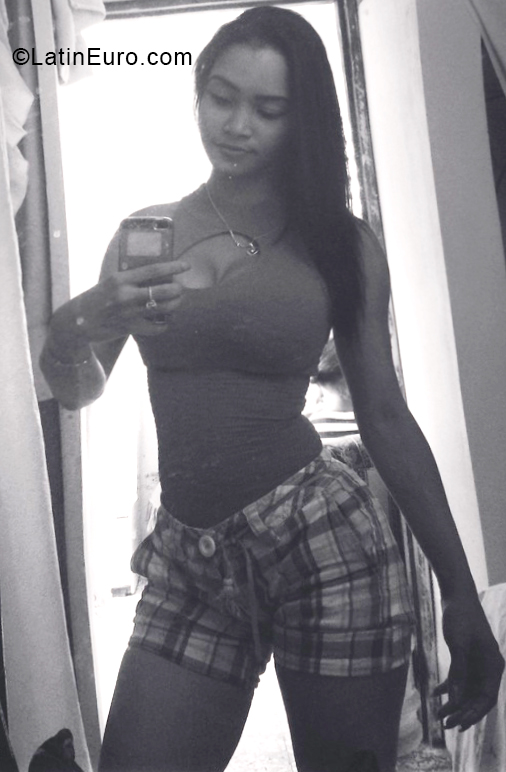 Date this hard body Dominican Republic girl Flor from Santo Domingo DO34230