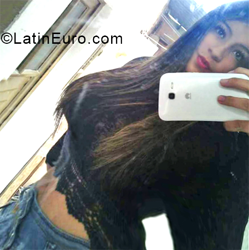Date this charming Colombia girl Yayis from Bogota CO25125