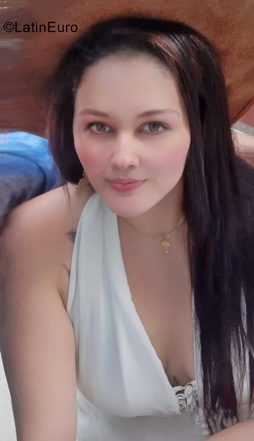 Date this hard body Colombia girl Daniela from Neiva CO25196