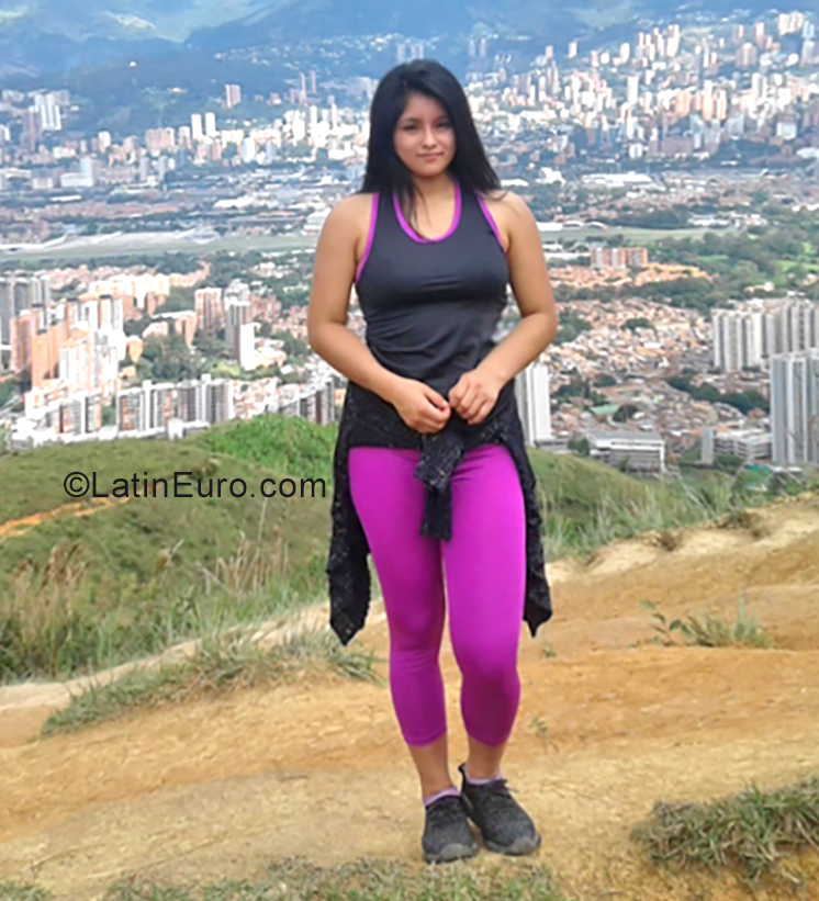 Date this charming Colombia girl Maria Elena from Cali CO25479