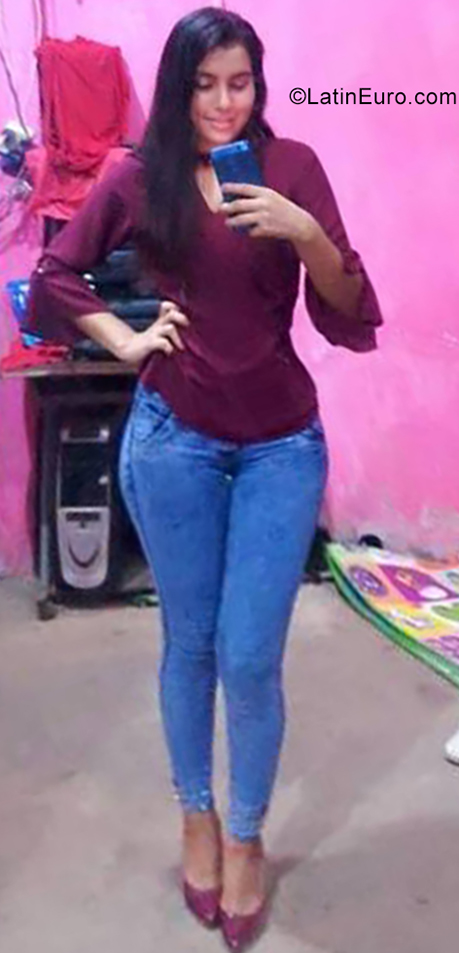 Date this nice looking Ecuador girl Genesis from Playas EC343