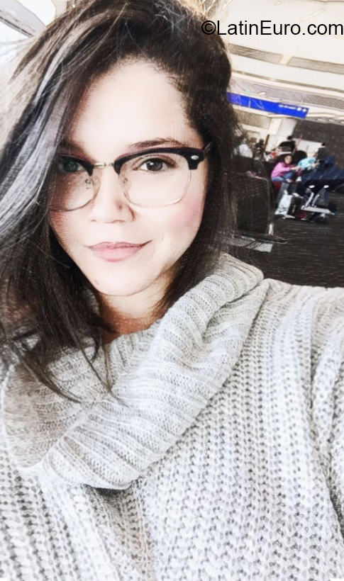 Date this voluptuous Colombia girl Vann from Medellin CO26086