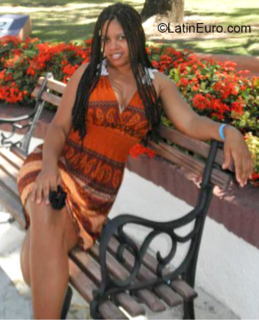 Date this nice looking Dominican Republic girl Yoli from Santo Domingo DO36136