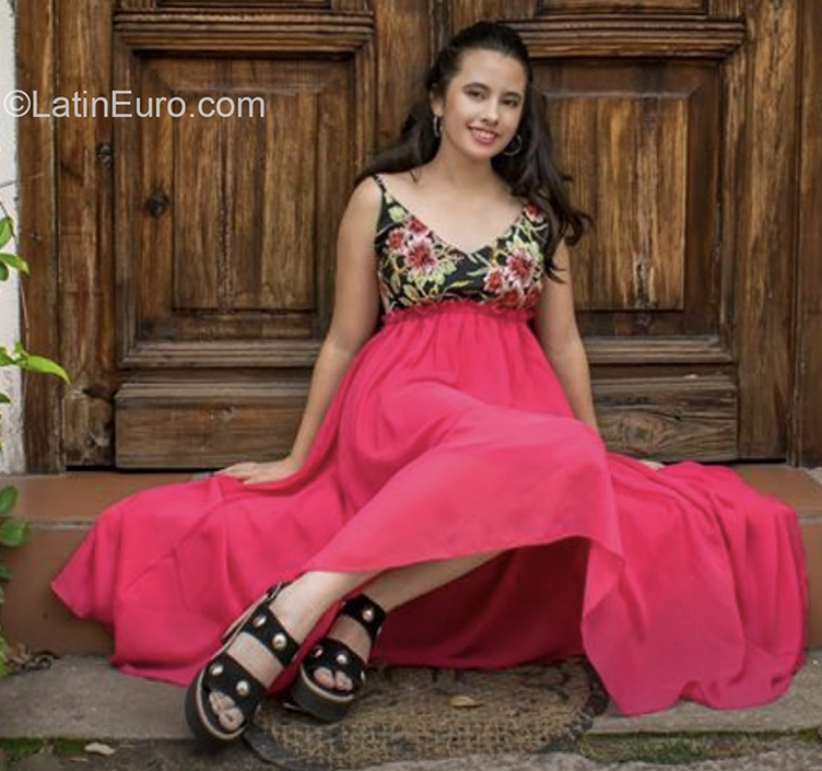 Date this sensual Argentina girl Giuli from Mendoza AR257