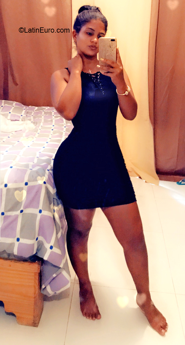 Date this passionate Dominican Republic girl Laura from Santo Domingo DO36600