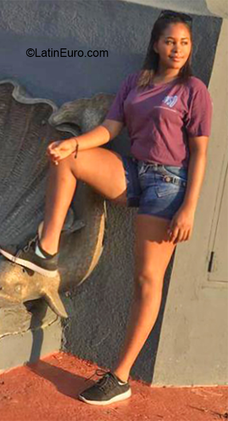 Date this athletic Dominican Republic girl Ambar from Santo Domingo DO36761