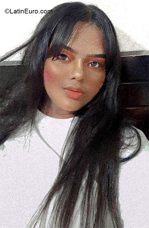 Date this cute Colombia girl Paola from Barranquilla CO27213