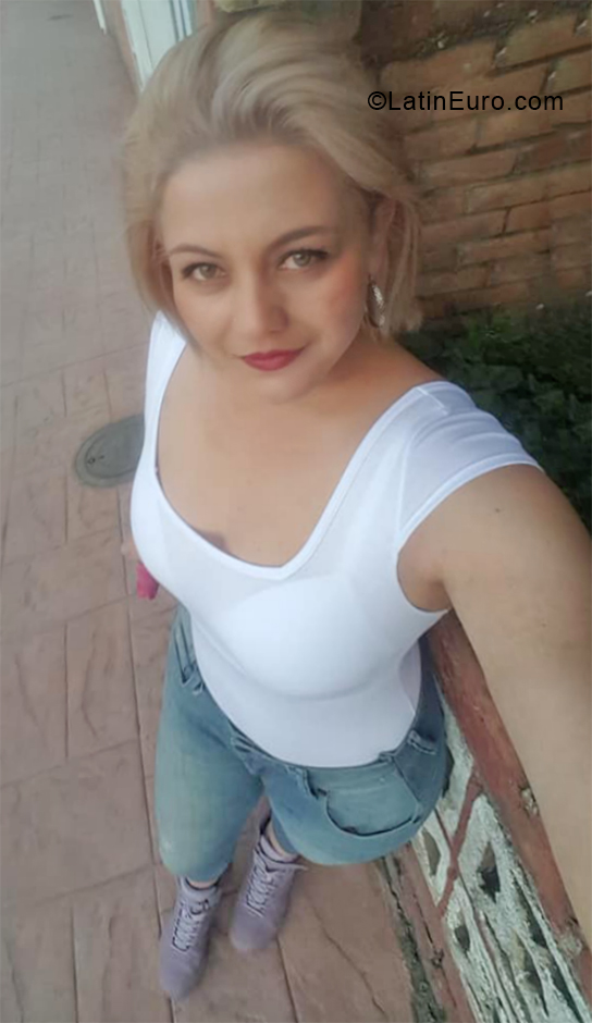 Date this hot Colombia girl Milena from Bogota CO28384