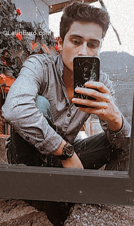 Date this attractive Colombia man Javier from Malaga CO28519