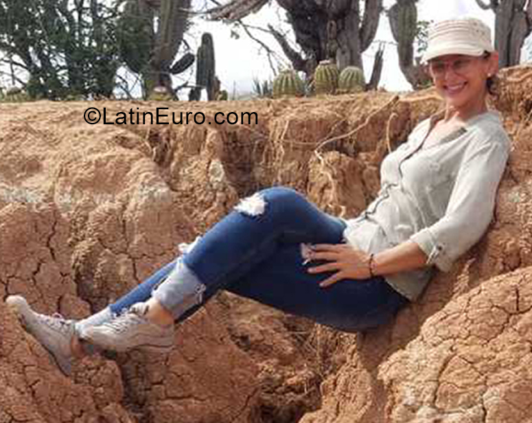 Date this good-looking Colombia girl Maria from Bogota CO29099
