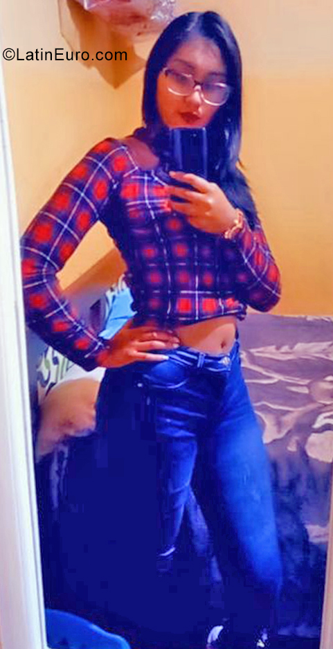 Date this beautiful Ecuador girl Lizbeth from Quito EC683