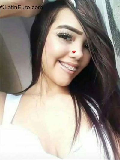 Date this nice looking Colombia girl Estefani from Bogota CO29296