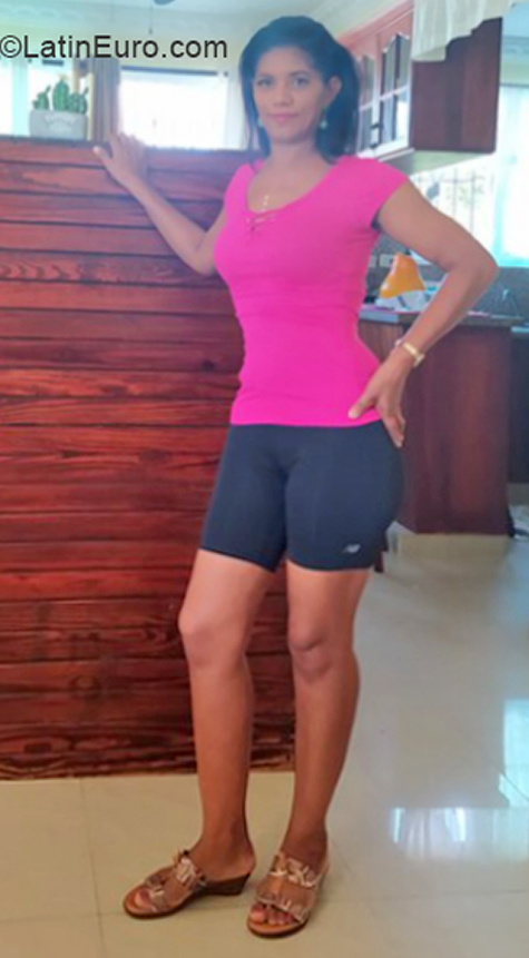 Date this hard body Dominican Republic girl Gladys from Santiago De Los Caballeros DO39971
