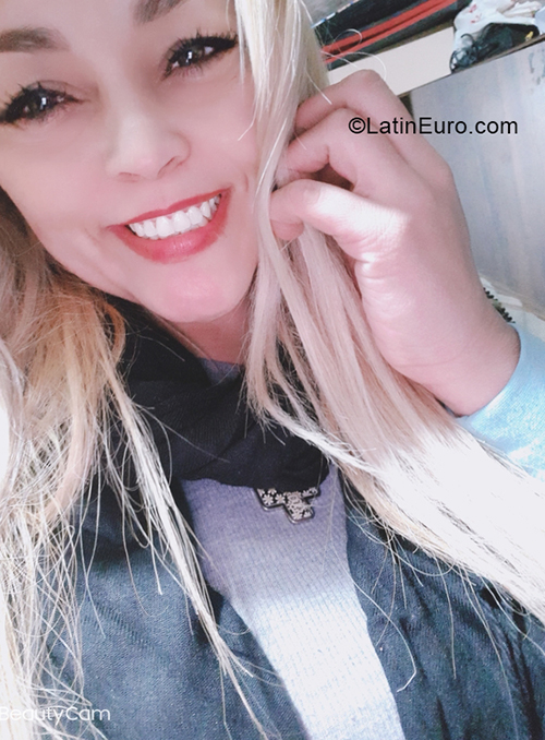 Date this foxy Argentina girl Aldana from Buenos Aires AR769