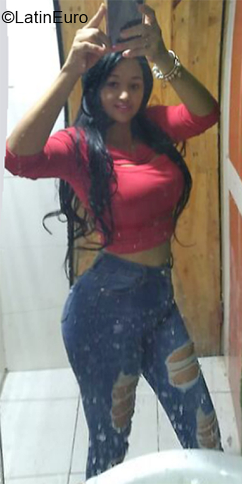 Date this happy Dominican Republic girl Sandra from Santo Domingo DO40588