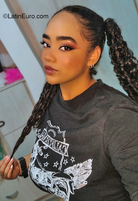 Date this funny Colombia girl Leidy from  CO32203