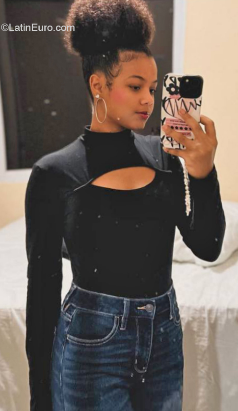 Date this sensual Dominican Republic girl Kihandra from Santo Domingo DO45363
