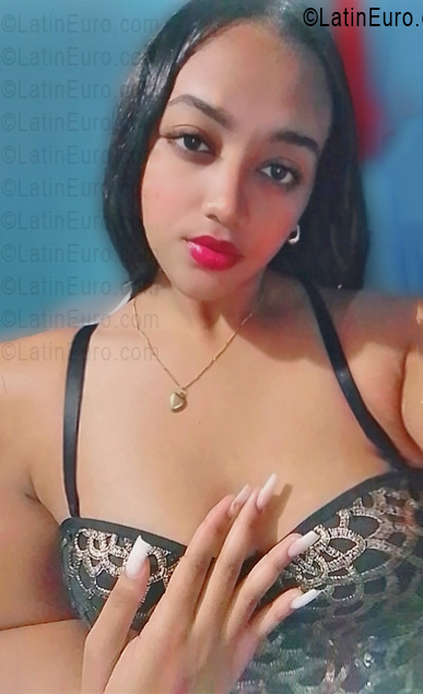 Date this nice looking United States girl Delania from  US25618