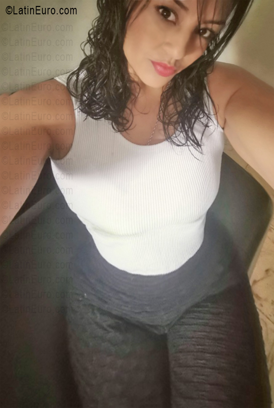 Date this nice looking Colombia girl Ana from Cali CO33659