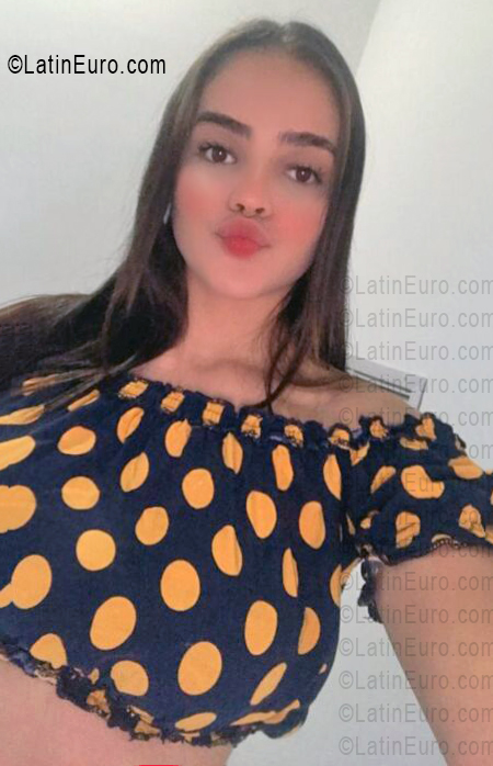 Date this beautiful Colombia girl Penelope from Bogota CO33660