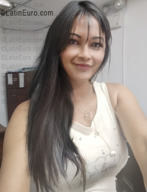 Date this sultry Venezuela girl Mar from Caracas VE5509