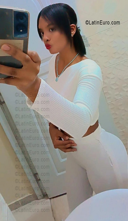 Date this stunning Dominican Republic girl Malin from Santo Domingo DO56211