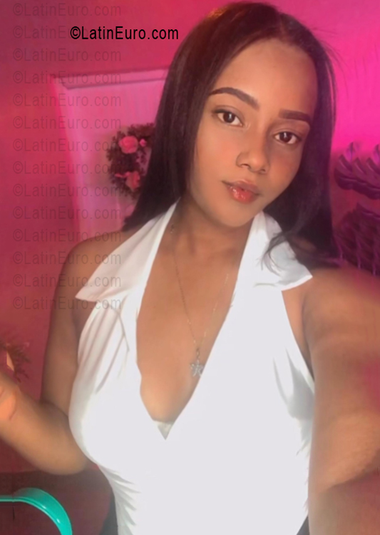 Date this happy Dominican Republic girl Dileiny from Santo Domingo DO56243