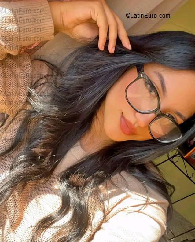 Date this voluptuous Venezuela girl Leonella velasquez from Maturin VE5595