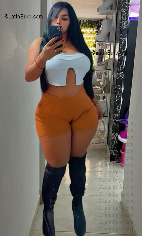 Date this nice looking Colombia girl Jhoana from Medellin CO33722