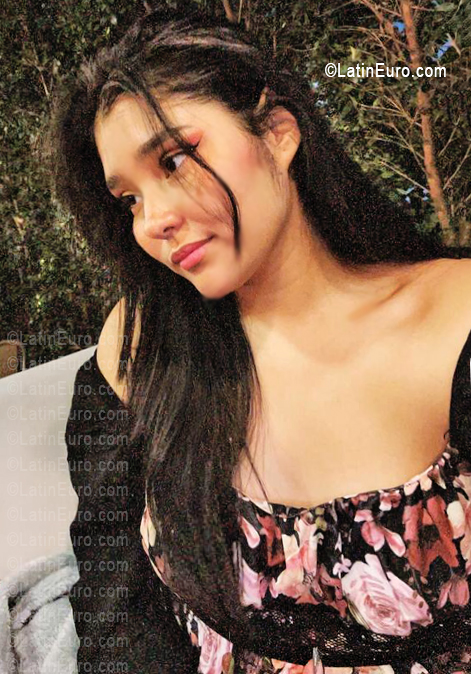 Date this tall Ecuador girl Nicol from Quito EC1139
