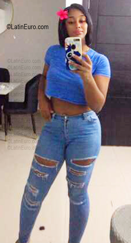 Date this hard body Dominican Republic girl Neroles from Santo Domingo DO56896
