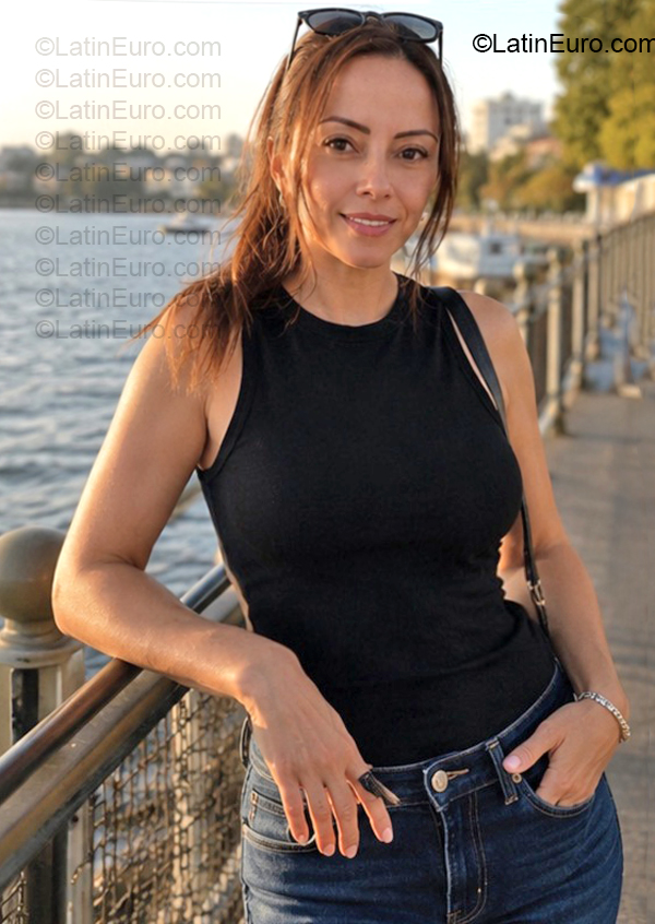 Date this athletic Australia girl Sara from Perth AU373