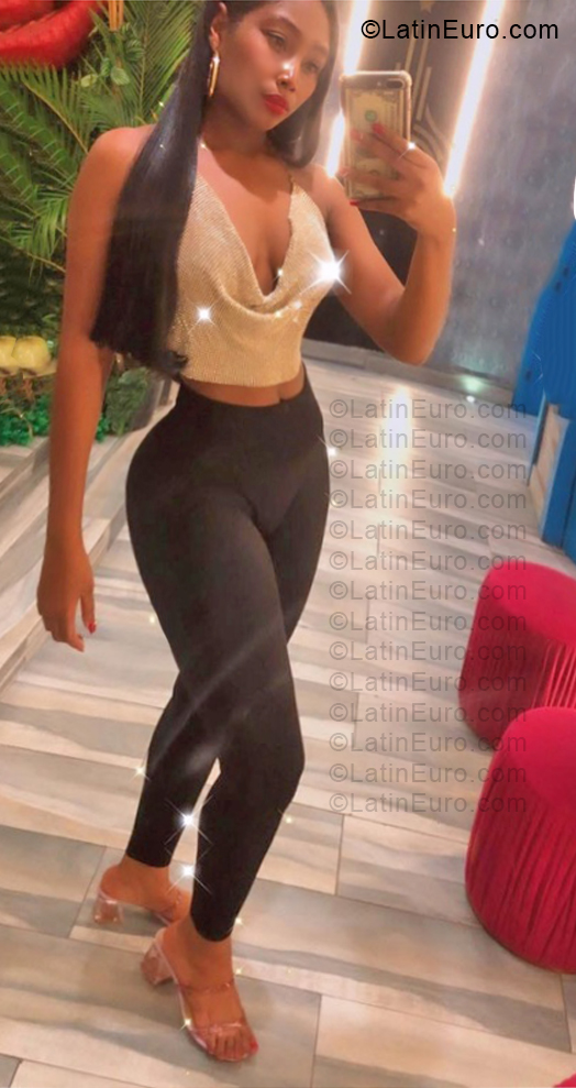 Date this georgeous Dominican Republic girl Lesly from Santo Domingo DO57326